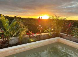 Lush Tulum Rooftop Condo with Ensuite Pool & Wifi, lejlighed i Tulum