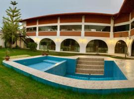 Alojamiento Baños del Inca, hotel in Los Baños del Inca