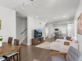 Modern Luxury Home with EV Garage, Office, Bike & Balcony, WFH & Family Friendly, hotel a Seattle