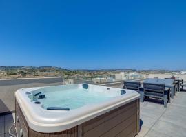 Lux Penthouse Valley Views Hot Tub in Siggiewi, holiday rental in Siġġiewi