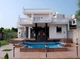 Luxurious PRIVATE Greystone VILLA with SWIMMING POOL, Big Garden, Pool table, hot-tub, Party speaker, hotell i Amritsar