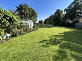 Stunning 5 bedroom country home with amazing views, feriebolig i Leamington Spa