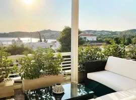Blue Bay Vouliagmeni Luxury Apartment