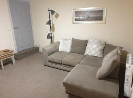 large comfortable 1st floor apartment with private yard, hotel em Longtown
