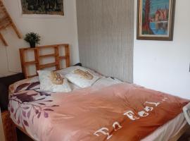 NEW! Great Location! Vibrant Downtown, Talpiot Market, Flea Market, Carmel Beach, close to everywhere, homestay in Haifa