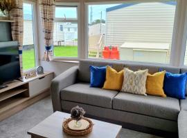 Modern Family Caravan with WiFi at Valley Farm, Clacton-on-Sea, glamping site in Great Clacton