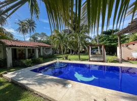 Casa De Playa El Encanto, hotel com piscinas em El Porvenir