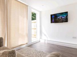 Gorgeous London Town House Sleeps up to 8, vacation rental in London