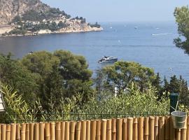 Un coin de paradis avec vue Mer et jardin, beach hotel in Èze