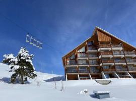 Alpe d'Huez Houses - Chalet des Roches - Duplex, SUR les pistes de 3 chambres !, hotell i Huez