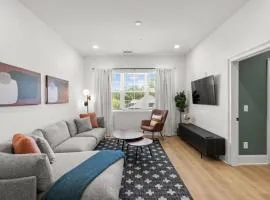 Chic and Cozy Designer Condo 3 Miles to Downtown