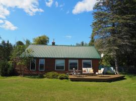 Malabar Cove - Lakefront, Quiet, And Relaxing!, hotel with parking in Gladstone