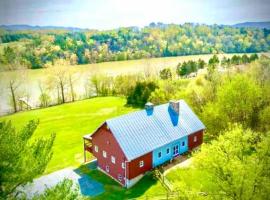 The Barn at Evermore: riverfront retreat w/hot tub, cottage in Luray