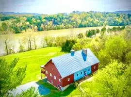 The Barn at Evermore: riverfront retreat w/hot tub