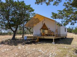 Off-Grid Hill Country Glamping Tent, מלון בברני