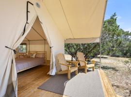 Cozy Hill Country Glamping Retreat, מלון בברני
