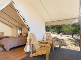 Cozy Glamping Retreat with Stargazing Skies, hôtel à Boerne
