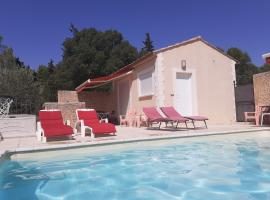La Clastre location d'un studio avec piscine et clim près d'Uzès, cheap hotel in Bourdic