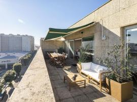 Ocean Front 4-bed Luxury w/ Terrace & Parking, hotel in Matosinhos