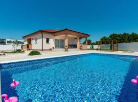 4* Villa First Hill with heated pool, Zaton, holiday home in Zaton
