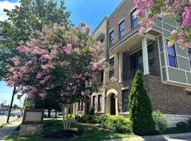 THE PAINTED MUSE I Stylish 3BR with Rooftop Hot Tub in East Nashville