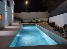Apto. El Pozo de las Nieves con piscina, מלון זול בCobisa
