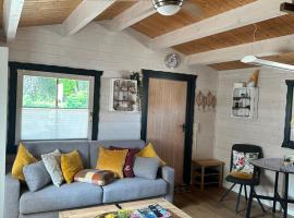 NEU! Ferienhütte Tiny House, hotel dengan parkir di Schöningen