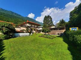 Chalet and Apartment Žonir with SAUNA, chata v destinaci Kobarid