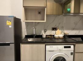 Thonglor Modern studio condo, apartamento en Khlong Toei