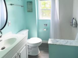 Sunny Queen bedroom feel like home!!, ξενώνας σε Englewood