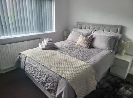 Spacious & Cosy Holiday Home in Manchester