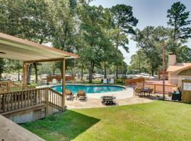 Charming Texarkana Home Lake and Pool Access!, מלון בטקסרקנה