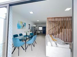 Azure 4 Bedrooms Haven Retreat: Where Tranquility Meets Turquoise Waters, Flic en Flac Mauritius, hótel í Flic-en-Flac