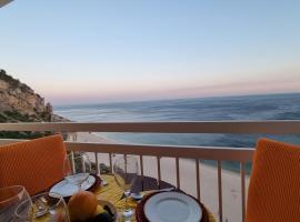 Sesimbra Sun&Sea - Beachfront Apartment!, hotel in Sesimbra