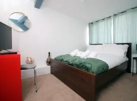 Spacious 5 Bedroom Apartment In Swansea