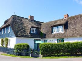 Landhaus am Meer - Whg 2 Süderaue, hotel in Utersum