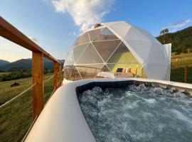 Starry Dome - Manta's Retreat Glamping Cornereva, hotel with jacuzzis in Cornereva