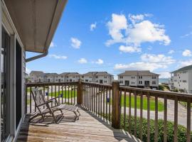 Oceanview Townhouse w/ Pool - Newly Renovated, hotel en Surf City