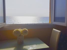 Primera línea, magníficas vistas al mar y a la playa, hotel di Retamar