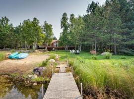 White Swan Lake Home with Decks and Private Beach!, nhà nghỉ dưỡng ở Bigfork