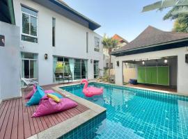 Pattaya private Jacuzzi Pool Villa Nearby BEACH, viešbutis mieste Na Jomtienas