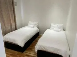 Twin/King private bedrooms in beautiful homestay with private parking