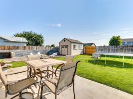 Charming Nampa Home with Backyard and Grill!, feriehus i Nampa