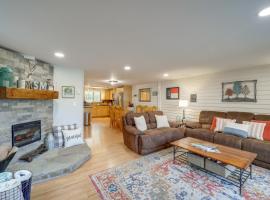 Cozy Sugar Mtn Condo with AandC - Walk to Ski and Golf!, hotel with parking in Sugar Mountain