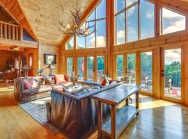Luxury Log Cabin with EV Charger and Mtn Views!، فندق مع موقف سيارات في Blairstown