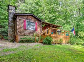Heavenly Bearadise Cabin in Cashiers, NC!, hotel in Cashiers