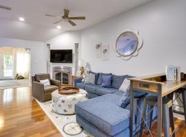 Ocean Springs Home with Fire Pit and Game Room!, hotel di Biloxi
