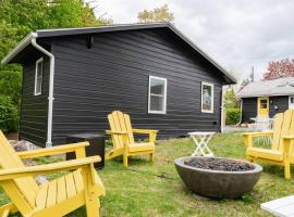 Double The Fun II Two Houses and fire pit in shared yard, vacation rental in Kingston
