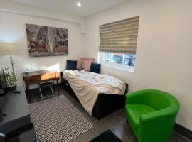 Modern flat in central Egham by Windsor Castle, Staines-Upon-Thames and Heathrow Airport, hotel em Egham
