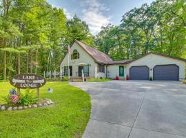 Inviting Lake Vue Lodge Home with Fire Pit and Deck, βίλα σε Lewiston